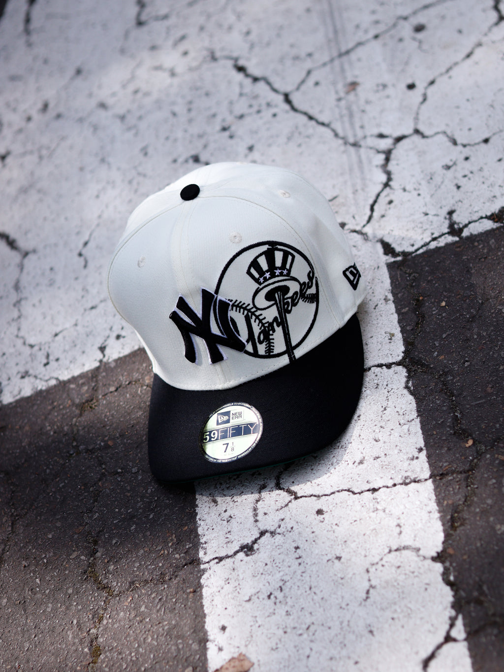 CAP NEW ERA BLACK AND WHITE