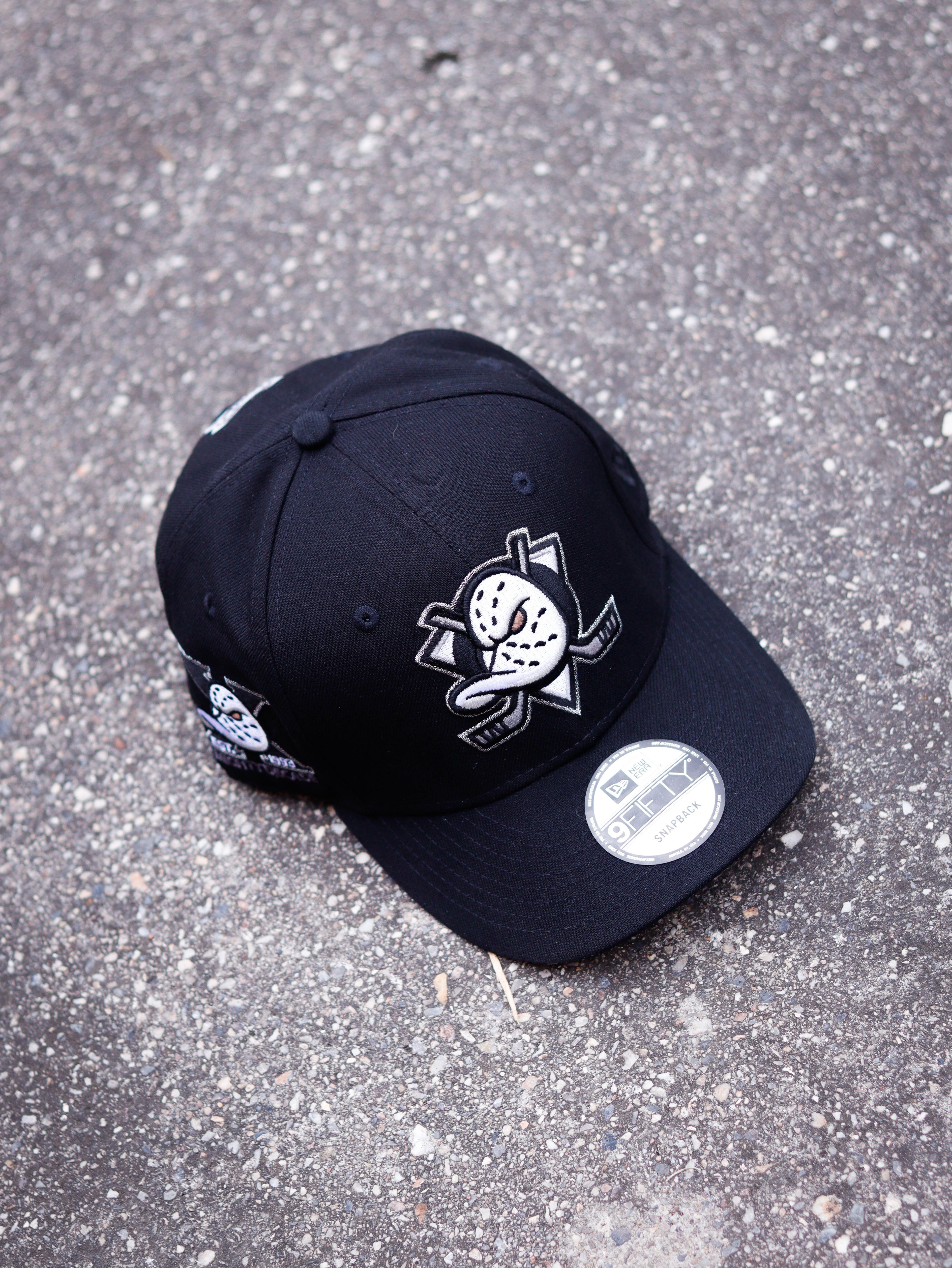 ANAHEIM DUCKS BLACK AND WHITE SNAPBACK