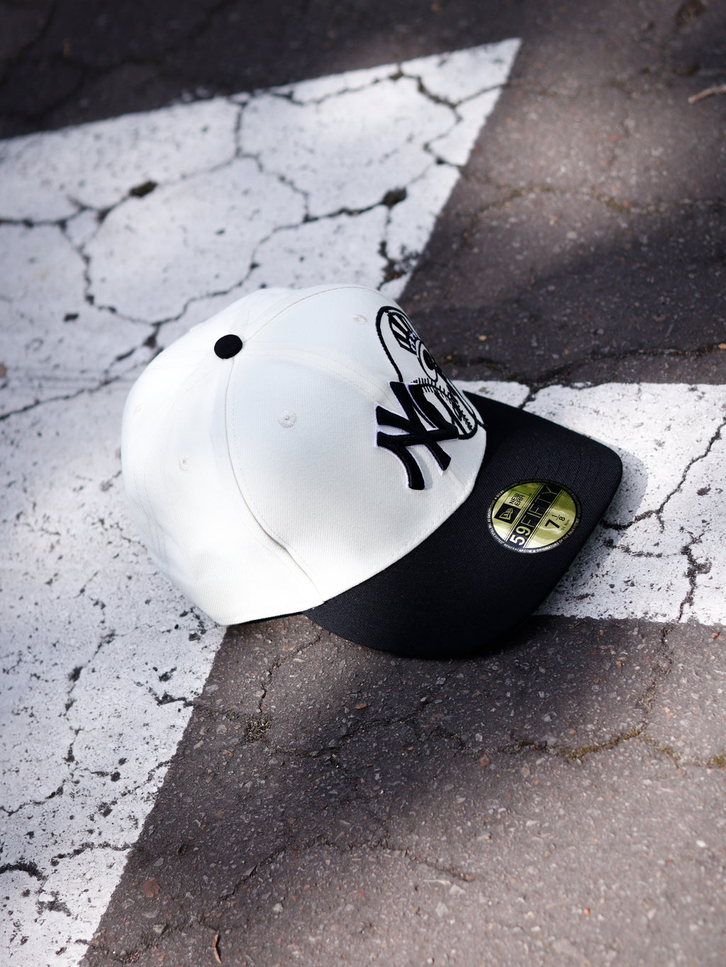 CAP NEW ERA BLACK AND WHITE