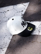 CAP NEW ERA BLACK AND WHITE