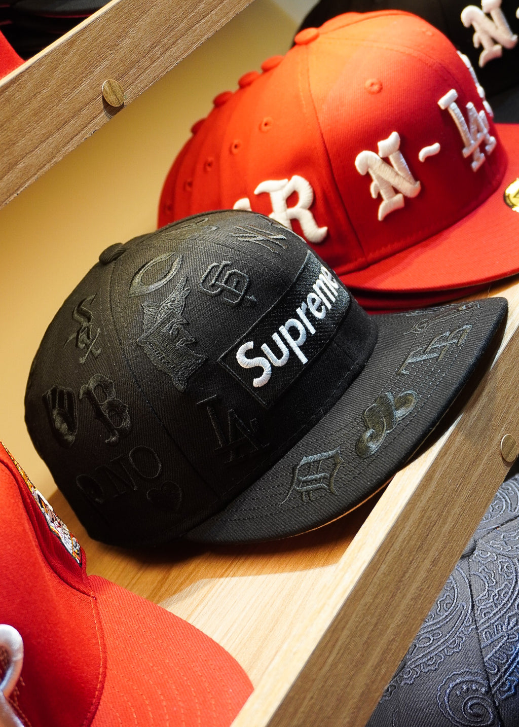 CAP NEW ERA X SUPREME ALL OVER BLACK