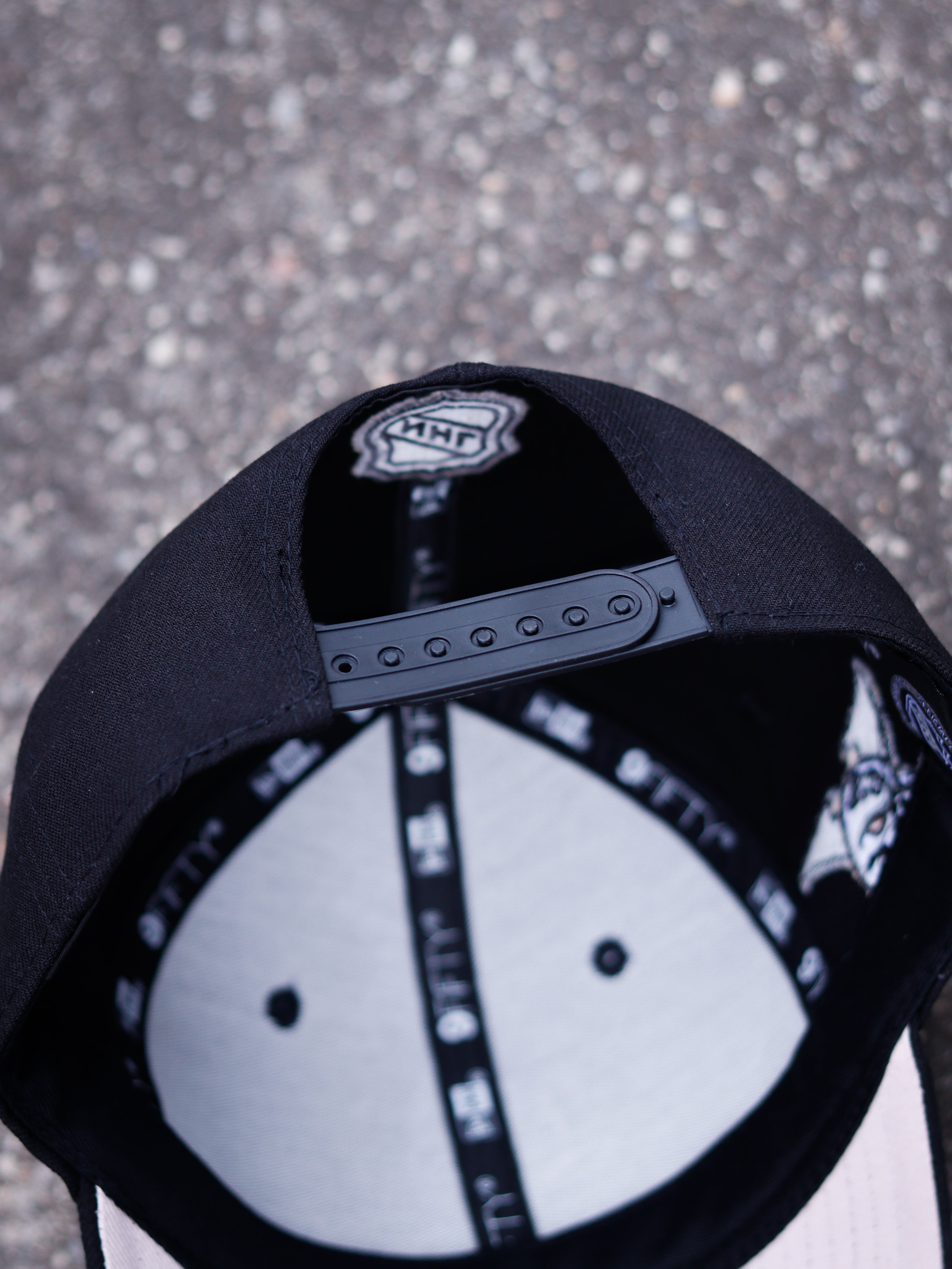 ANAHEIM DUCKS BLACK AND WHITE SNAPBACK