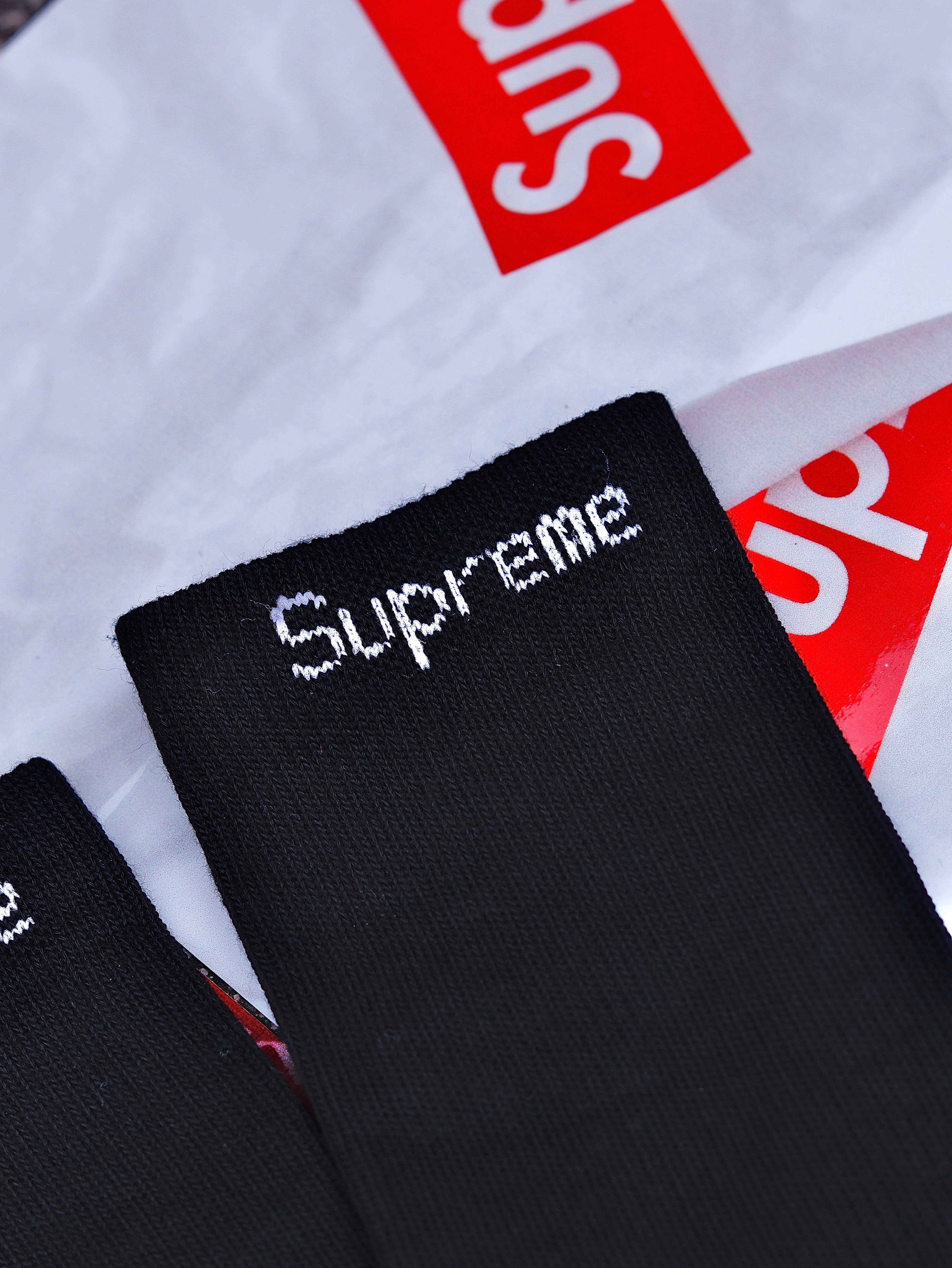 PAR DE MEDIAS SUPREME X HANES NEGRO