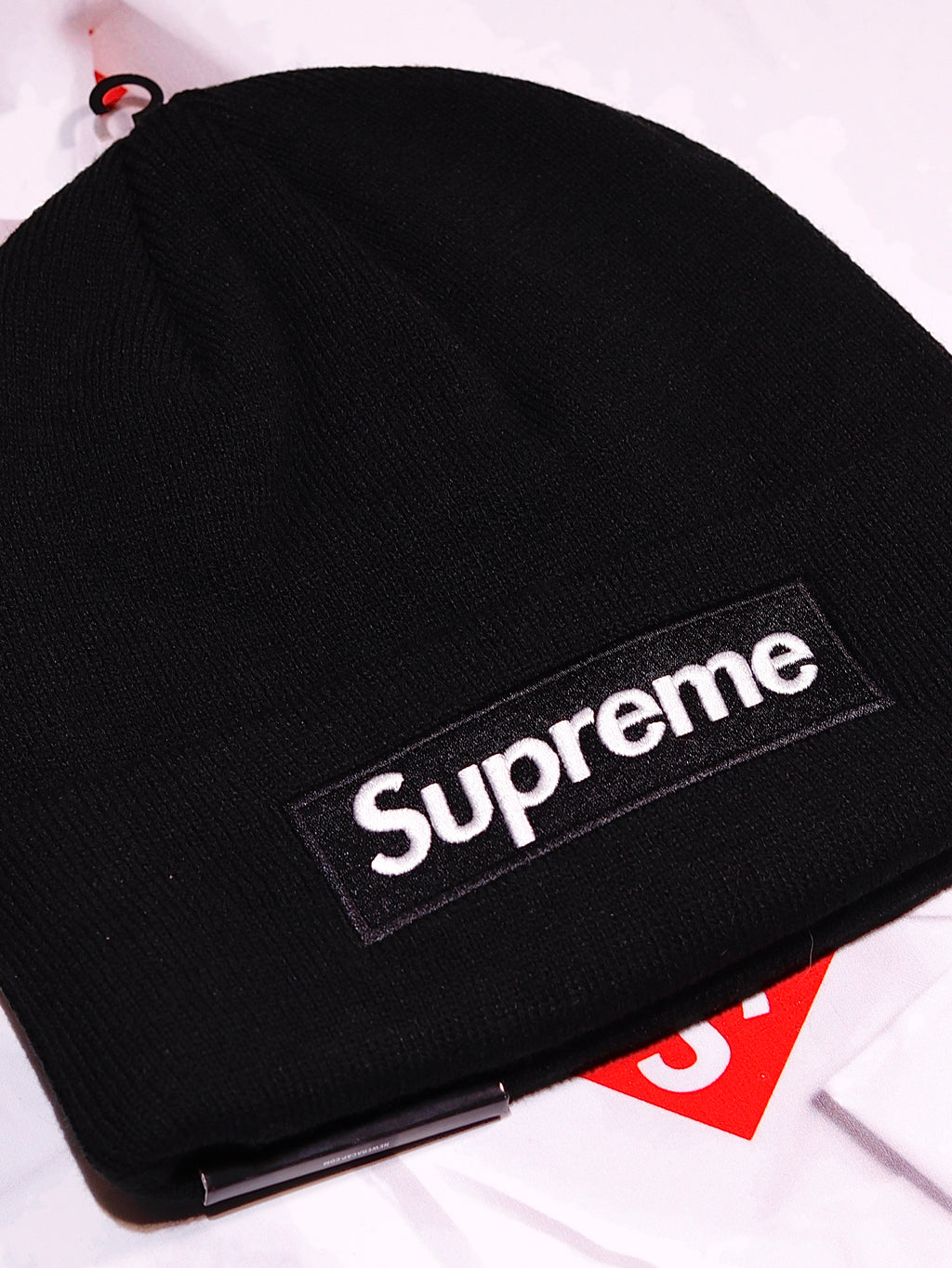 BEANIE SUPREME NEW ERA LOGO BLACK