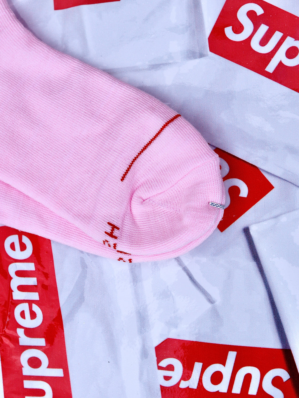 PAR DE MEDIAS SUPREME X HANES ROSA