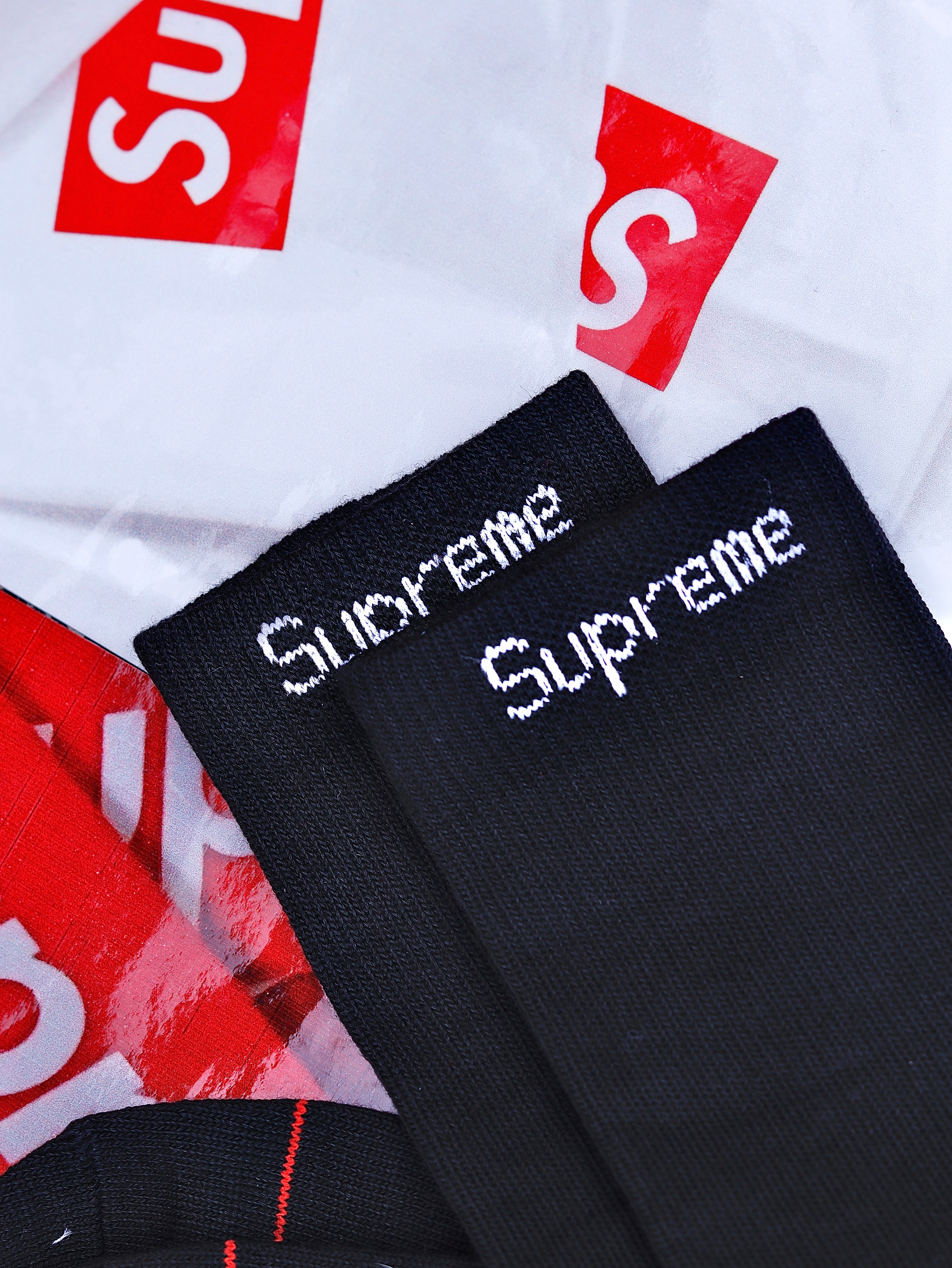 PAR DE MEDIAS SUPREME X HANES NEGRO