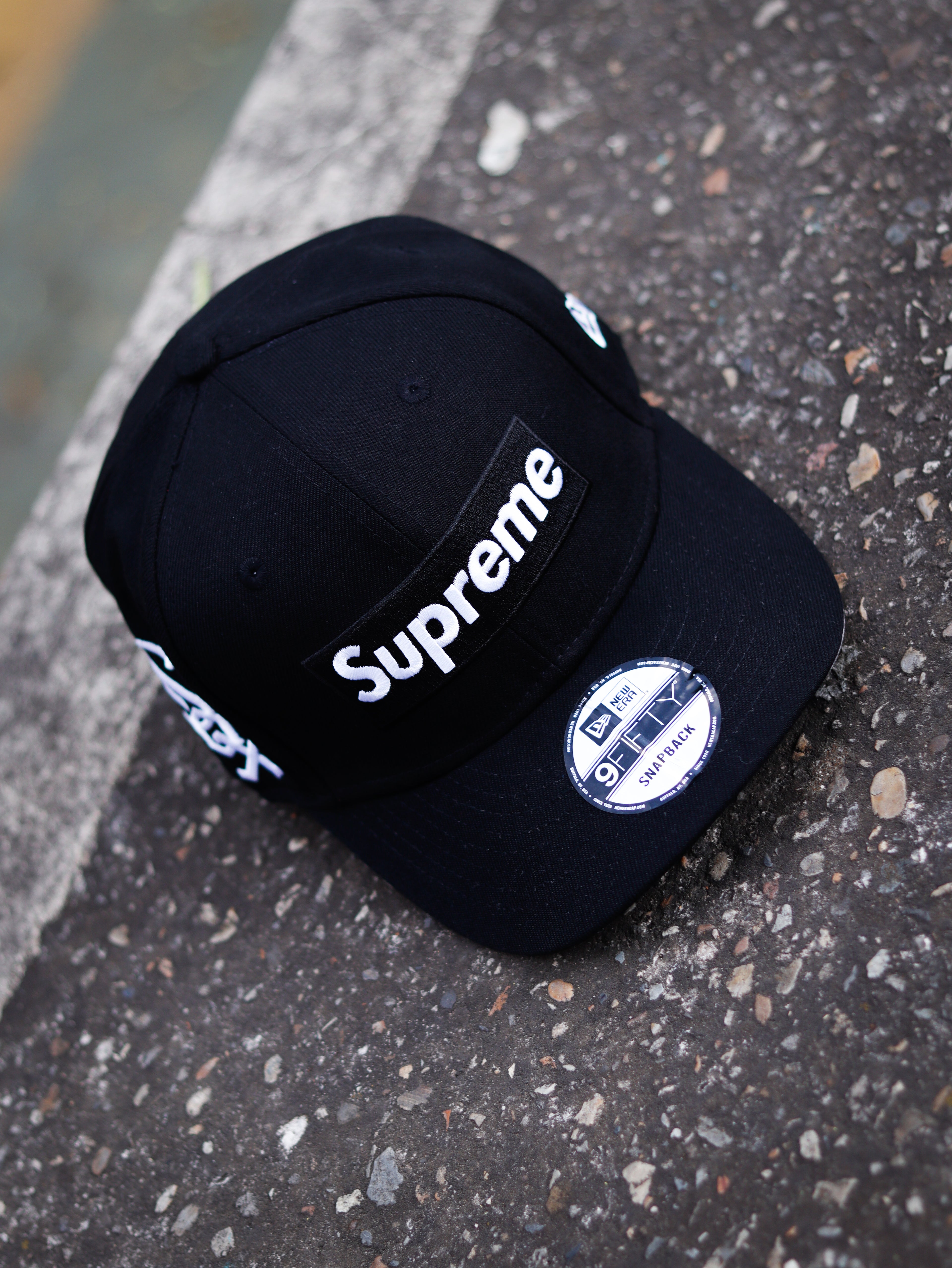 CAP BLACK X SUPREME “WHITE SOX” SNAPBACK