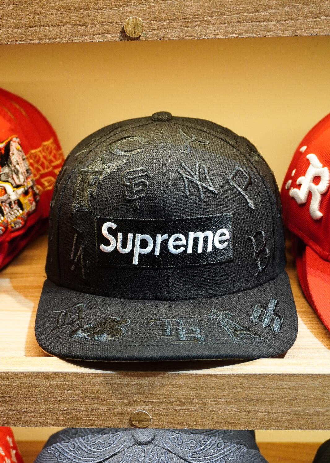 CAP NEW ERA X SUPREME ALL OVER BLACK