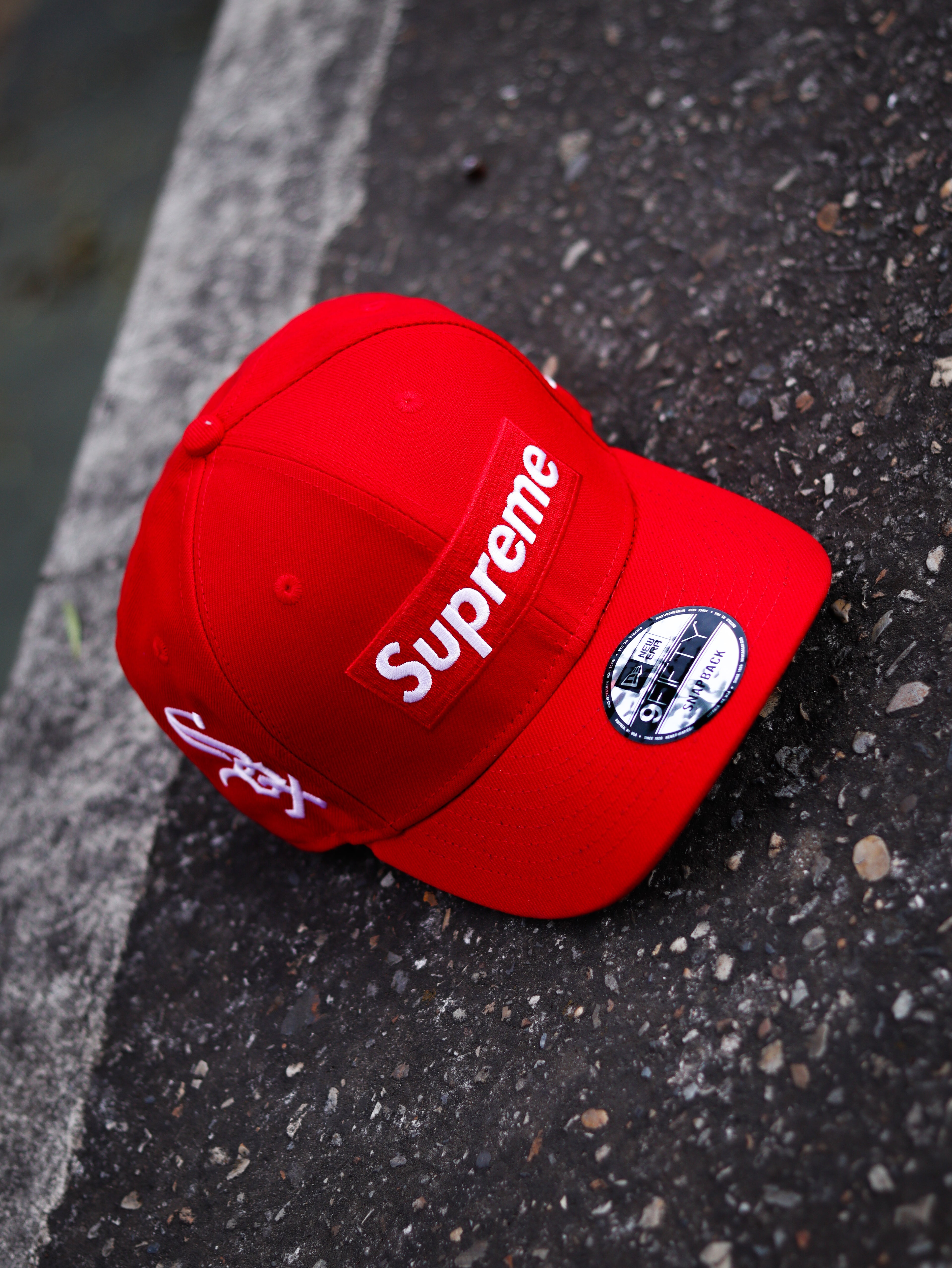 CAP RED X SUPREME “WHITE SOX” SNAPBACK