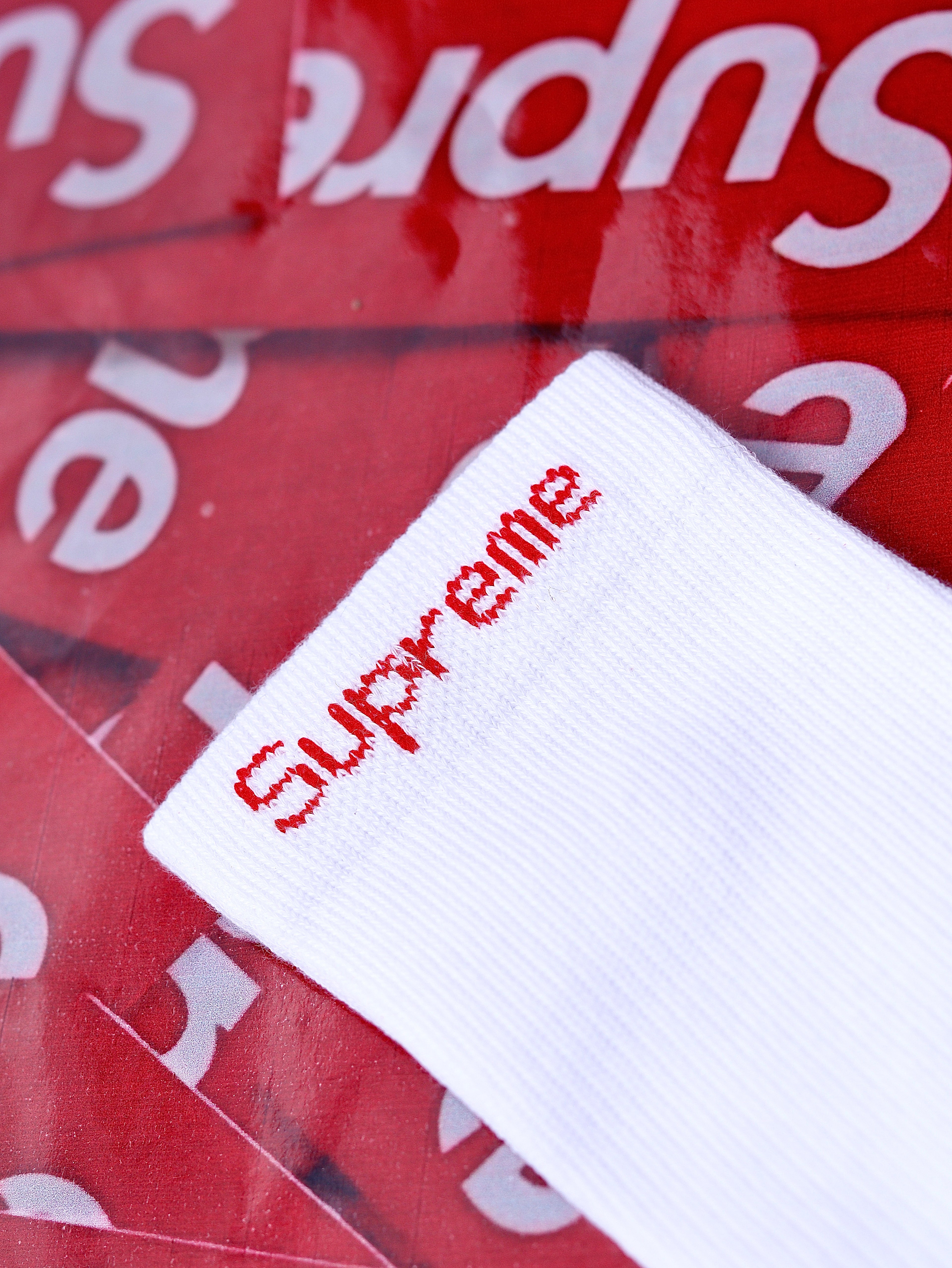 PAR DE MEDIAS SUPREME X HANES BLANCO