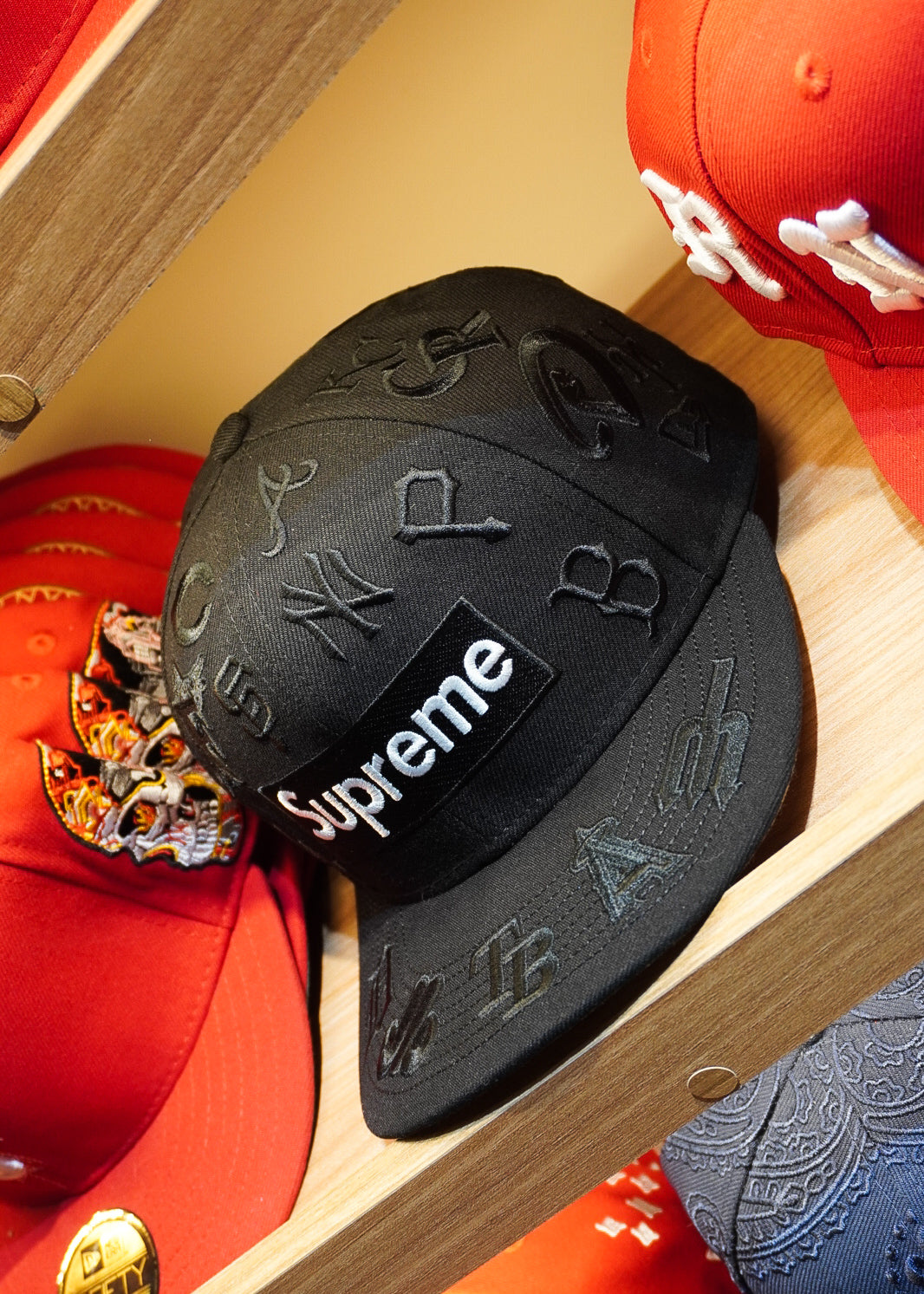 CAP NEW ERA X SUPREME ALL OVER BLACK