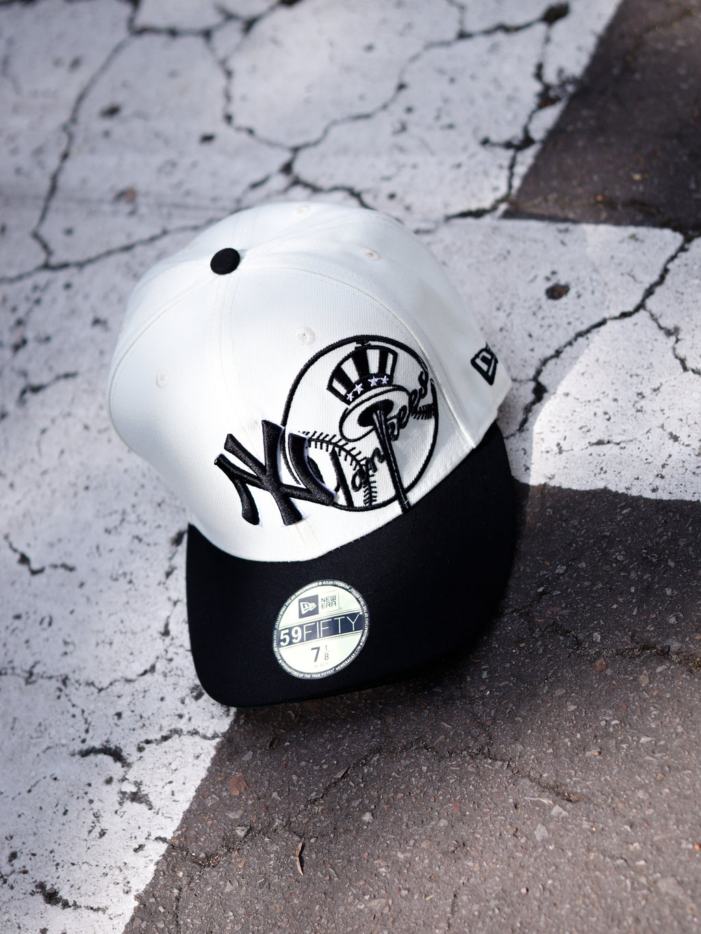 CAP NEW ERA BLACK AND WHITE