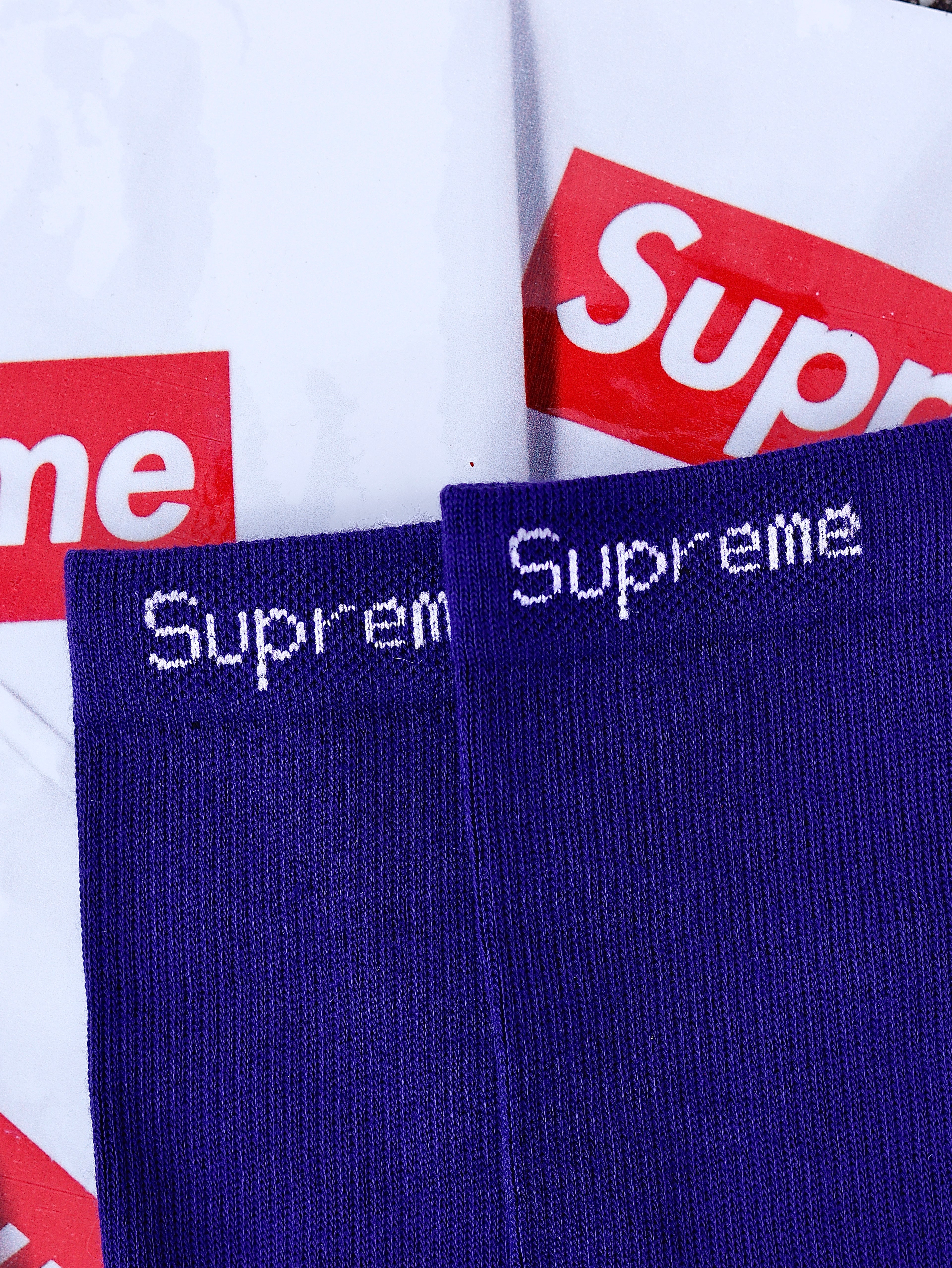 PAR DE MEDIAS SUPREME X HANES MORADO