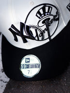 CAP NEW ERA BLACK AND WHITE
