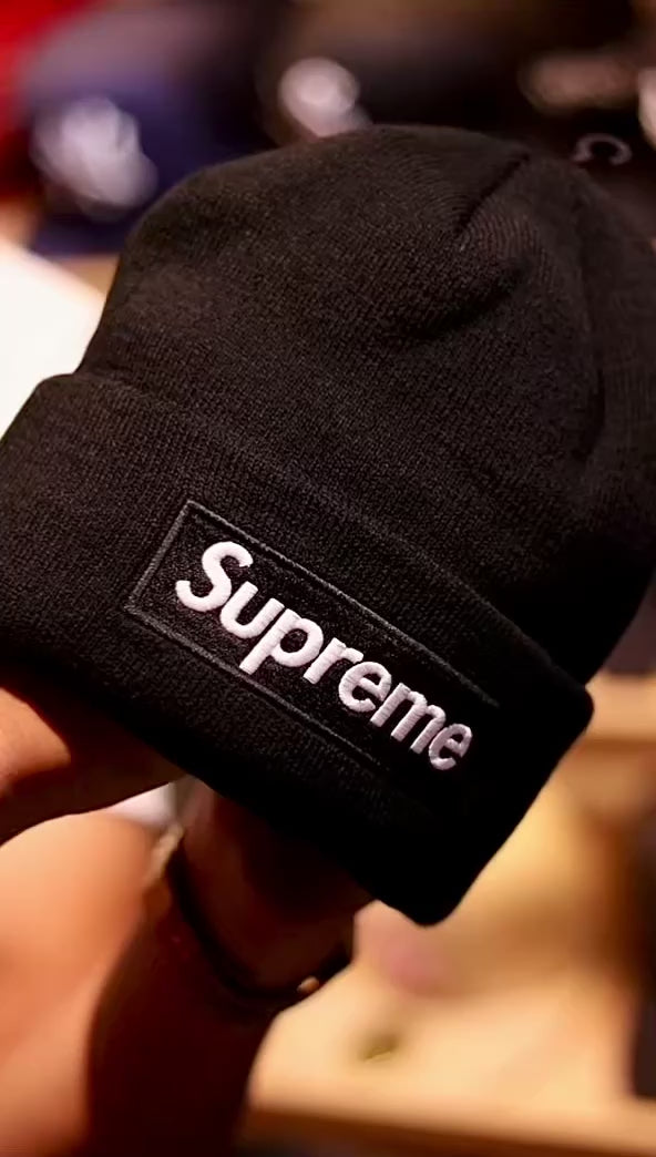 BEANIE SUPREME NEW ERA LOGO BLACK